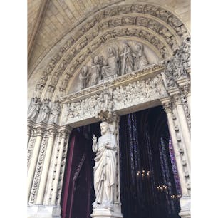 2019.6.7 パリ
サント・シャペル教会

ステンドグラス外側のレリーフ。
こちらもすごい！

#paris#パリ#サント・シャペル教会