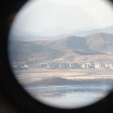 オドゥサン統一展望台
望遠鏡をのぞくと、対岸に北朝鮮の村落と道を歩くひとびと。公共放送なのか、風に乗ってかすかに音楽が聞こえてくる。