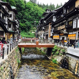 銀山温泉です♬

川の両岸にお宿が並んでいます。
大正ロマンあふれる街並みになっています。時々、羽織袴を着ているお兄さん&お姉さん方に会えます。

タイムスリップした気分になってしまう、そんな素敵な温泉地です。
