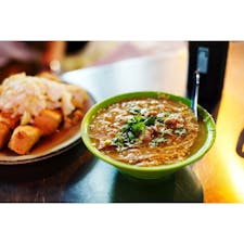 こちらが寧夏夜市で頂いた、手前が大腸麺線、奥が臭豆腐