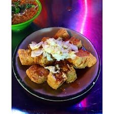 臭豆腐
夜市を歩いていると強烈な臭いだが、食べるとそれほど臭くない