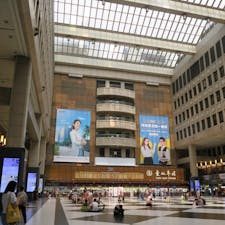 Taipei main station 台北車站 Taipei city 台北市 Taiwan 台湾
台湾南部へ向かう新幹線が発着する長距離列車のターミナル駅、キオスクに駅弁屋やお土産やまで日本とほぼ同じ感覚