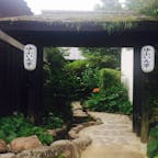 由布院温泉でのお宿は、ゆふいん亭さんです。玄関から流れる小川や、水車が目印です。中に一歩入れば、静かな空間が広がります。お庭が素敵なお宿です。