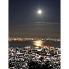 日本三大夜景のうちのひとつ、掬星台から見た夜景とストロベリームーン