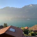 朝日が差し込み  金色の光に包まれる6時のブリエンツ湖。7月のスイス

今回もAirbnb使用。スイス人オーナーも良い人で快適。
30度を超えた。暑い