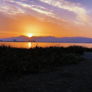 琵琶湖に映る夕日🌄
ドライブの途中で見つけた場所で、正確な場所がわからないのが残念。
また行きたいなあ、