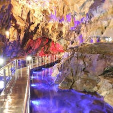 岐阜県にある飛騨大鍾乳洞(加工あり)。
まるで別世界にいるかのような場所
夏も涼しいのでオススメ