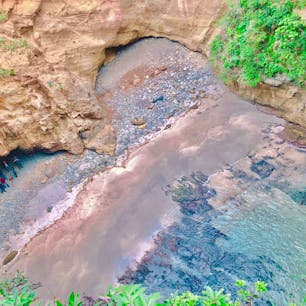 静岡県の龍宮窟
波の侵食によってできた洞窟で、上からハートのような形に見える神秘的な場所。
下から見るとまた違った景色。
近くにはビーチやサンドスキー場があって楽しみ方も色々、いい場所。