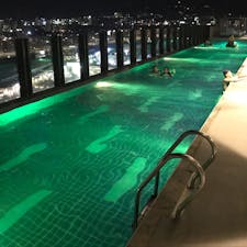 ただ今セブに来ております！
ホテル屋上のブールバー！
セブシティを一望♪