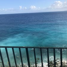 2018/03

イタリア ナポリ  カプリ島て撮った写真です。
遠くから見ても近くから見ても透明度あふれていて
青の洞窟のために行きました。

しかし、この時期は確率的には低く2日間日数としても設けましたが実現不可能でした。

イタリアを一周しましたが、ナポリが一番町として汚く危ないと感じました。