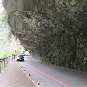 Taroko National Park 太魯閣國家公園 
 Hualien 花蓮縣 Taiwan 台湾
ここでしか見れない絶景！大迫力！せり出した断崖絶壁を縫うように走る細い道、ここを観光バスも通るから時々詰まって大渋滞とクラクションの嵐