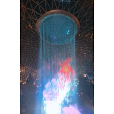 シンガポール   Jewelのwater show

間近で見るとかなり迫力ありました！
夜12時頃にもかかわらずたくさんの人が見学していました。