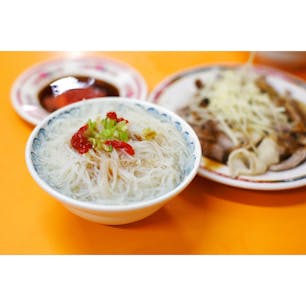 東門市場の食堂で食べた朝食
ビーフンスープとモツの色んな部位
2人でおよそ300円くらいだった。