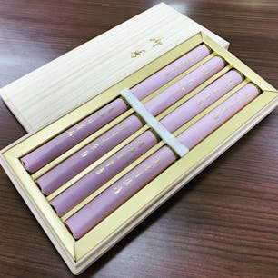 2019年新暦のお盆（新盆）

7月13日（土）
迎え火 盆の入り〜

7月14日（日）から15日（祝）
中日

7月16日（火）盆明け送り火まで

お盆には大切な先祖の霊が帰ってきて子孫と共に過ごすといわれます。親しかった人たちと一緒に、過ごすひととき。仏様なくならない、なくせない【日本の美しい風習】です。

お釈迦様のように仏教徒は六道を越えて七歩む良い世界へ旅する仏様のお供えものにはもちろん仏様のお食事お線香。

お中元では中々いただけない、令和に相応しい厳しい寒さに紅白の花を新春1番に咲かせる梅を賞賛するような伝統の土台、高い存在に捧げるグルメなこだわりお線香。

さ迷う動物の肉ではありえない、失礼しないでつつしんで拝むお線香のような環境がいただける。


奉拝、仏様のご馳走甘茶香は神仏お好み差し上げ良いご縁ができる。

その場を浄化し、つい内に魔が射す入るのを防ぐ盾の魔除け、外から寄ってくる悪霊退散させる剣となる内と外を御清め。


神仏に好まれる清浄、仏様の好物六根清浄をいただけます。

神仏お好み甘茶香は神道の方もお使いいただけ、神楽の振る舞いのように天上界から注がれる。

知らずについた厄・災難、不浄を洗い流す浄化のお清めお香になります。

仏教以外の人も邪魔臭い、面倒臭いと蓋をせずに、社寺にお参りする前に、お祀りする前に前もって甘茶香のお香浴で神仏に好まれる様みそぎをするのもしている人は上手くしている一手です。



何かしてあげたい！どうすれば喜ばれるの？
今は亡きあの方へ
お世話になった彼の方へ・・・

いくら好物を供えてあげようと今はもう好きとも嫌いともご先祖様はいいません。

仏様の好物は何でしょう？
それは自分のことはいわず他に利する香・花・灯だそうです。

香は信心の使いといわれ、仏様を迎えるお盆に乗せるお力を授かるメインディッシュ。花は彩りの飾り、蝋燭は照らす明かり。

中でも【甘茶香】（アマチャコウ）は【仏様のご馳走】といわれ、相手に気と心を配る、使うそのお心遣いご配慮に心から有り難うと喜ばれ【願いを叶う】といわれます。

わがそのままのわがままな振る舞いに美しく化粧する神様も子孫も安心の伝統の土台、供養になる神楽の振る舞い。

ご霊前、又はご仏前に差し上げてみてはいかがでしょうか。

不幸があった人にも一隅を照らすような良いご縁。