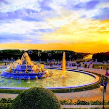 ヴェルサイユ宮殿
夏は噴水ショーを行ってます
夏至で中々暮れないですが、徐々に日が沈んでいく様子は見ていて飽きません
帰りが心配な場合は、近くに泊まるかツアーでぜひ！