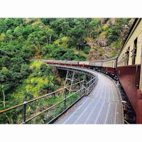 世界の車窓から

キュランダ村ーケアンズ市内を結ぶ
キュランダ高原列車。

壮大な景色を眺めながら
のんびり２時間の旅。