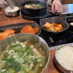 나주소나주곰탕🍚🍖

鍾路３街(チョンロ3ガ)にあり、様々な種類の
スープがあるお店。
スープの中にお肉が入ったカルビタンは
味もしみていて美味しいです✨
24時間営業しているそうなので、時間を
気にせず寄れます！

#韓国 #ソウル #鍾路3街 #カルビタン #食事