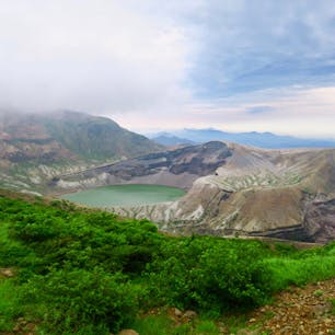 Okama pond 御釜 Goshikinuma 五色沼 Zao town 蔵王町 Miyagi pref 宮城県
蔵王の山奥にある御釜はエメラルドグリーンの美しい湖、火山の火口にできた湖は山肌にぽっかりとまん丸の口を開けている。山の天気は数分ごとに雨、霧、晴れを繰り返し、かなり寒いので夏でも防寒着がベター