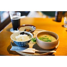 朝食、白味噌の甘い味噌汁と黒豆納豆
たくさん飲んだ翌日に最高だ