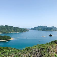 徳島県・鳴門スカイライン。
通称・鳴スカ。
車好きの先輩が時々、鳴スカを攻めてきた！といってたなぁ🚙💨
晴れた日に走ると視界はクリアなグリーンとブルーのみ✨気持ちいい🌿