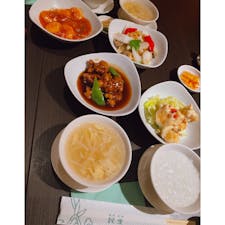 広東料理 民生 ヒルトンプラザウエスト梅田店
人気あって 並びます。けど、コスパも良くて 美味しいんです。プーアル茶とデザート付きです😙お粥とスープはおかわり自由でーす。