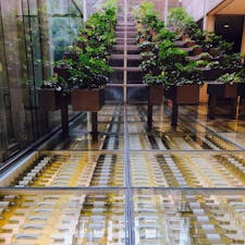 梅田 ヒルトンプラザウエスト
ワイン瓶が床に、、👀