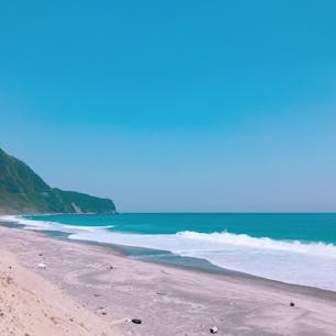 新島
白い砂浜に青い海！
サーフィンスポットとしても有名な羽伏浦海岸。