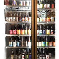 台北の裏路地にある、小さなBAR。61NOTE。冷蔵庫の中には、豊富な種類のビールがありました。瓶ビールの他にも、直接サーバーから注ぐビールがあります。