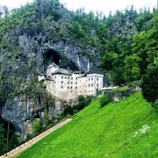 スロベニア
プレジャマ城(プレッドヤマ城)

自然の崖の中に立つヨーロッパ世界一と言われる洞窟城
オーストリア帝国から命を狙われた義賊エラズム。兵糧攻めにあうも洞窟内の裏道を通り食料を得、半年間持ちこたえたとか。自然の水路なども見れて楽しいです。オーディオガイドでぜひ聞いてみてください
ポストイナ鍾乳洞の近くなのでセットで行くのがおススメです