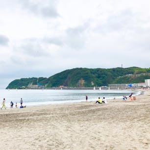 Zushi beach 逗子海岸 海水浴場 Zushi city 逗子市 Kanagawa pref 神奈川県
逗子市は条例でビーチでの飲酒、音楽、BBQ、タトゥー禁止と全国でも厳しいルールを定めているが、逆に小さな子連れには静かで安全で嬉しい壮大なお砂場