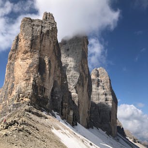 初投稿
2019年6月
イタリア🇮🇹ドロミテのトレ・チーメ🏔
真ん中の山にかかる雲がおしい。