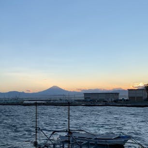 片瀬海岸🏖🌆

夕陽と富士山がとても綺麗でした✨

#海岸 #夕陽 #富士山 #江ノ島