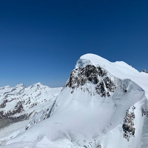 スイス🇨🇭

マッターホルングレッシャーパラダイスより眺めるスイスアルプス🏔

右の山はブライトホルン。写真を拡大すると頂上からスキーで降りてくる人たちが点になって見えます笑