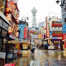 雨の新世界と通天閣