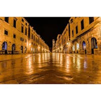 クロアチア ドゥブロヴニクの夜景。
夜0:30くらいに撮影。周りは酔っ払いしかいない。。。