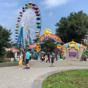 ウラジオストクのカルーセル（遊園地）
観覧車（1回300円）は結構高さあるのに椅子と低い柵が付いてるだけで、結構スリリング。
迷った末に乗る勇気は出なかった。