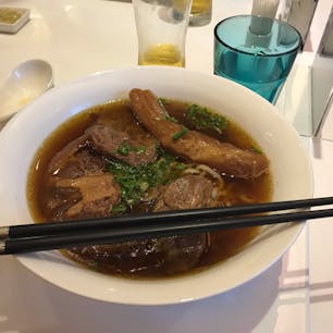 台北での今夜の夕飯。ビール乾杯、少しつまんで、台北一高級？な牛肉麺は美味しい！