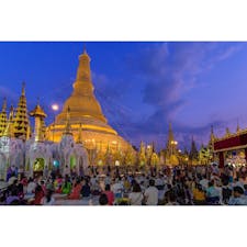 ミャンマー・ヤンゴンで祈る人々