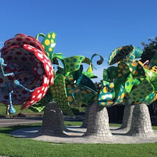 草間彌生さん作のシャングリラ。
青空と芝の緑とのコントラストが最高でした。