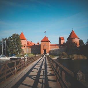 トラカイ城。リトアニアの異教時代の旧都です。グディミナス朝の大公達が居を構えていました。美しい湖に囲まれています。
