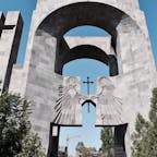 エチミアジン大聖堂。非カルケドン派、アルメニア正教会の中心です。
ロンギヌスの槍と伝わる聖槍、ノアの方舟の欠片と伝わる木片が安置されています。