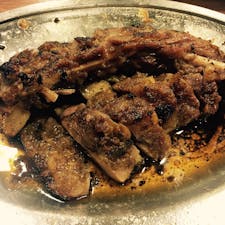 香川で食べたご当地グルメの骨付鳥🐥
カリカリ、ジューシーでうまい。

行列のなか並んで食べてよかったです🍖