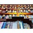 👑世界遺産にも登録されている、ポルトガル第2の都市ポルトある、世界で最も美しい書店のひとつと言われている本屋さん。
📚その名も「レロ・エ・イルマオン」。本屋さんなのに、まるで美術館のようなゴージャスな内装。
💰そして本屋さんなのに、入場料を支払って入店するという超絶商業的システム。
🔮何がすごいかって実はこの本屋さん、ハリー・ポッターシリーズの著者J・Kローリングがお気に入りだった本屋さん。
👩‍🏫J・Kローリングが英語教師としてこのポルトに赴任していた頃によく通っていたとのこと。
🧙‍♀️そしてこのゴージャスな内装の書店から、ハリー・ポッターワールドのヒントを得たのでは…と憶測されている。それだけ素敵な本屋さん:)