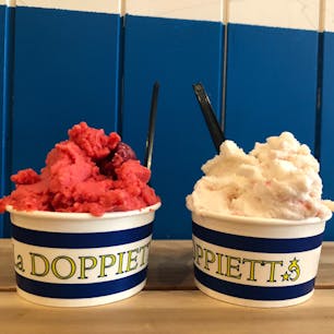 熱海銀座通りにあるジェラート屋さん🍨

私はラズベリー味で友人はストロベリーヨーグルト味🍓をチョイス！
この日はとても暖かい日だったので冷たいジェラートが凄く美味しかったです😊