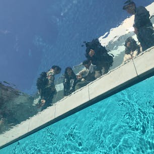 テレビでもよくやってる、金沢の21世紀美術館のプール