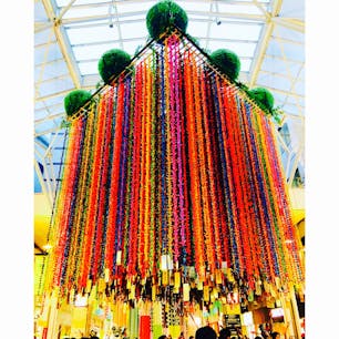 小学生が作った折鶴で出来てる七夕飾りは迫力満点！一つ一つが手作りで異なる吹き流しが連なる仙台の七夕まつり。
#仙台 #七夕まつり #吹き流し