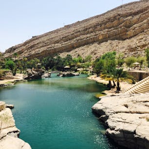 オマーン内陸部のオアシス、バディ・ワニ・ハリッド。砂漠の中に、椰子林、そして、多量の水を湛えたオアシスが現れる、とても美しい場所です。