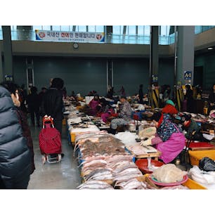📍釜山 チャガルチ市場
日本にもこんな市場はたくさんあるけど、またなんか違って面白かった！