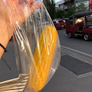 バンコク バンチャック駅近く
屋台でトウモロコシ 1本 15B。