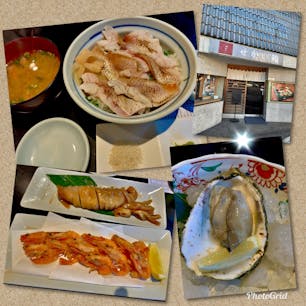 新潟出張の時に、夕食に寄ったせかい鮨というお店。イカ沖漬け、甘エビ唐揚げ、岩牡蠣とどれも美味しかったですが、〝のどぐろ炙り丼〟が最高に美味しかった。